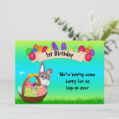 バスケットに入ったかわいいウサギのイースター1歳の誕生日 招待状 (スタンド正面)