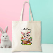 バスケットに入ったかわいいマンガのイースターバニーパーソナライズされた トートバッグ
