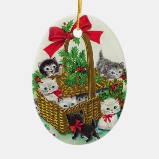 バスケットに入ったかわいいヴィンテージのクリスマスの子猫 セラミックオーナメント (正面)