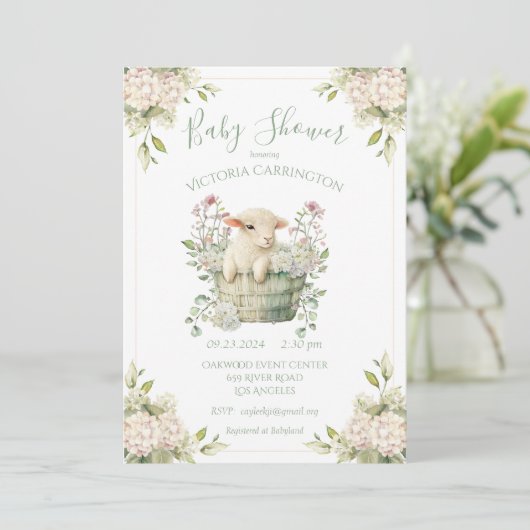 バスケットに入ったかわいい子羊フローラ赤ちゃんシャワー 招待状 (スタンド正面)