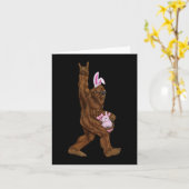 バスケットに入ったイースタービッグのバニーは日曜日のおもしろいである カード (黄色い花)