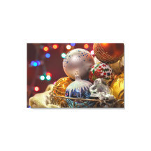 バスケットに入ったカラフルなクリスマスオーナメント