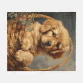 バスケットに入ったゴールデンレトリバーの子犬 フリースブランケット (正面(横))