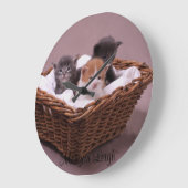 バスケットに入った子猫 ラージ壁時計 (傾斜)