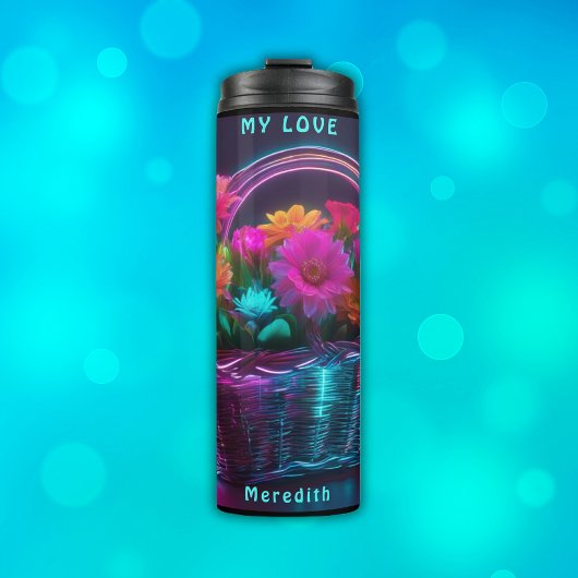 バスケットに入った明るい色の花のモノグラム | タンブラー