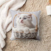 バスケットに入った白い子猫 クッション (ブランケット)