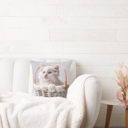 バスケットに入った白い子猫 クッション (ソファ)