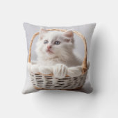 バスケットに入った白い子猫 クッション (裏面)