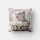 バスケットに入った白い子猫 クッション (正面)