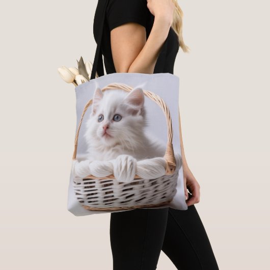 バスケットに入った白い子猫 トートバッグ (クローズアップ)
