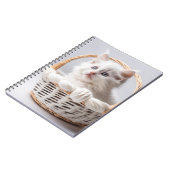 バスケットに入った白い子猫 ノートブック (左側)