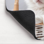 バスケットに入った白い子猫 マウスパッド (コーナー)
