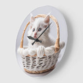 バスケットに入った白い子猫 ラージ壁時計 (傾斜)