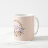 バスケットに入った紫の桃の花 コーヒーマグカップ (正面右)