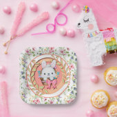 バスケットに座って可愛いイースターバニー ペーパープレート (パーティー)