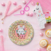 バスケットに座って可愛いイースターバニー ペーパープレート (パーティー)