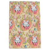 バスケットに座って可愛いイースターバニー ミディアムペーパーバッグ (正面)