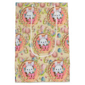 バスケットに座って可愛いイースターバニー ミディアムペーパーバッグ (裏面)