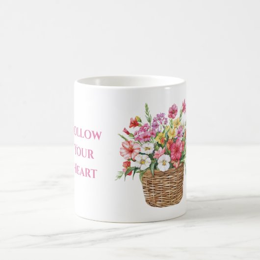 バスケットに活けたピンク 白 黄色 赤の花 コーヒーマグカップ (中央)