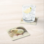 バスケットのかわいく柔らかく黄色いベビーの鶏 スクエアペーパーコースター (インサイチュ)