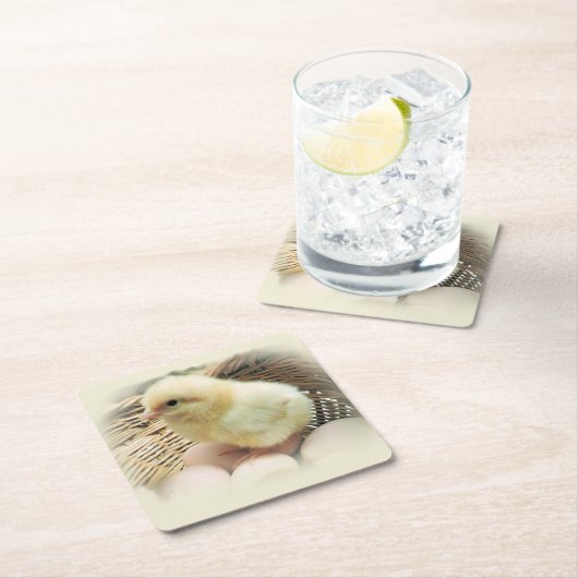 バスケットのかわいく柔らかく黄色いベビーの鶏 スクエアペーパーコースター (インサイチュ)