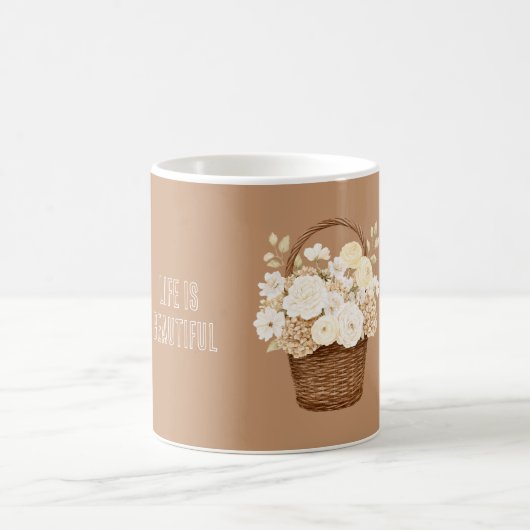 バスケットのクリーム色の白い花 コーヒーマグカップ (中央)
