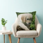 バスケットのゴールデン・リトリーバーの子犬 クッション (椅子)