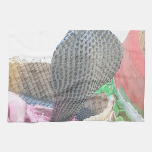 バスケットの中のコブラ アートプリント キッチンタオル (横)