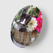 バスケットの子ネコ ラウンド壁時計 (傾斜)