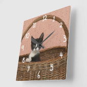 バスケットの愛らしい子ネコ スクエア壁時計 (傾斜)