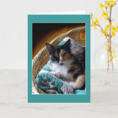 バスケットの挨拶またはメッセージカードの茶色のぶち猫 カード (黄色い花)