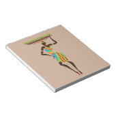 バスケットの部族芸術を持つアフリカの部族の女性 ノートパッド (アングル)