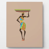 バスケットの部族芸術を持つアフリカの部族の女性 フォトプラーク (正面)