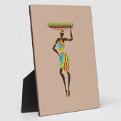 バスケットの部族芸術を持つアフリカの部族の女性 フォトプラーク (側面)