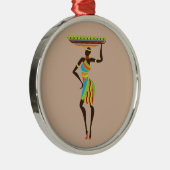 バスケットの部族芸術を持つアフリカの部族の女性 メタルオーナメント (右)