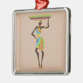 バスケットの部族芸術を持つアフリカの部族の女性 メタルオーナメント (左)