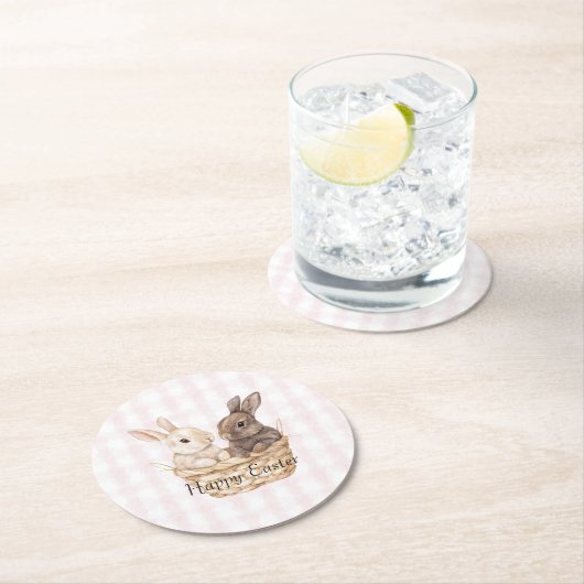 バスケットストライプイースターにシックなピンクの格子模様のブニー ラウンドペーパーコースター (インサイチュ)