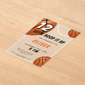 バスケットボールおもしろいスポーツ子供の誕生日 アクリル招待状 (レイダウン)