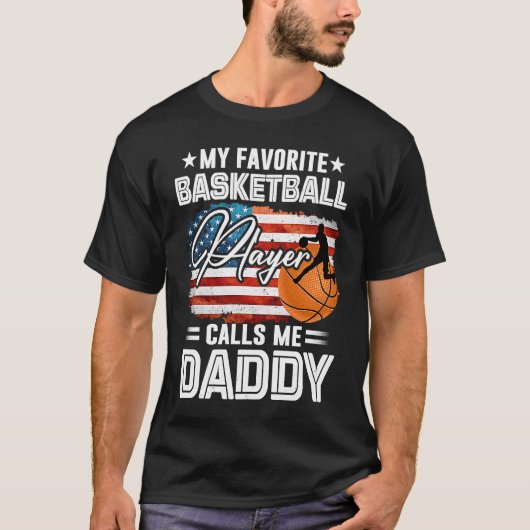 バスケットボールお気に入りの選手が私をパパ・アメリと呼ぶ Tシャツ (正面)