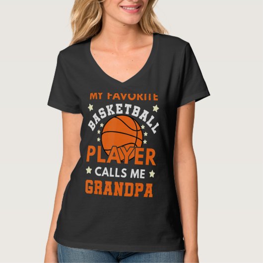バスケットボールお気に入りの選手が私をGrandpa Balと呼ぶ Tシャツ (正面)