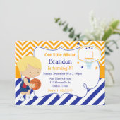 バスケットボールかわいいブロンド男の子の誕生日パーティー 招待状 (スタンド正面)