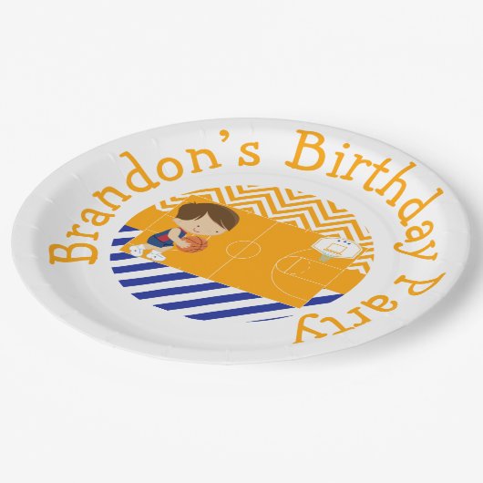 バスケットボールかわいい茶色のヘアボーイ ペーパープレート (アングル)