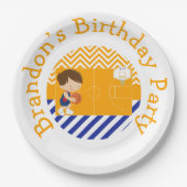 バスケットボールかわいい茶色のヘアボーイ ペーパープレート (正面)