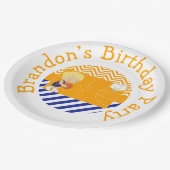 バスケットボールかわいい金髪の少年 ペーパープレート (アングル)