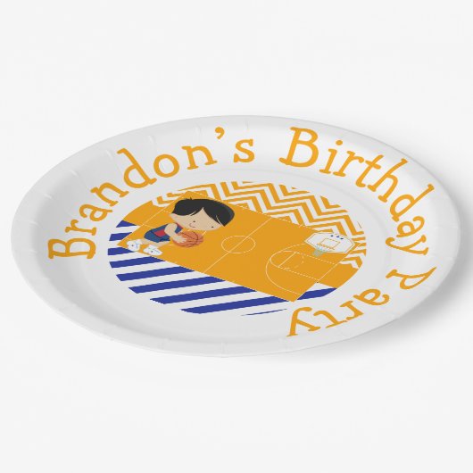 バスケットボールかわいい黒髪の少年 ペーパープレート (アングル)