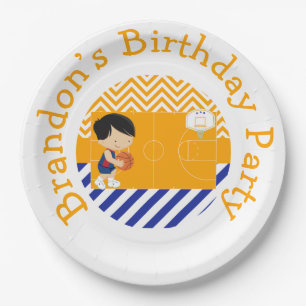 バスケットボールかわいい黒髪の少年 ペーパープレート