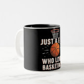 バスケットボールが大好きなの少女 ツートーンマグカップ (正面左)