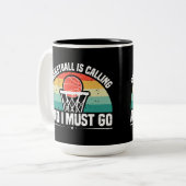 バスケットボールが電話で行かねばならない ツートーンマグカップ (正面左)