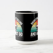 バスケットボールが電話で行かねばならない ツートーンマグカップ (中央)