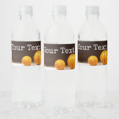 バスケットボールが黒い背景のガラスの上にある ペットボトルラベル (ボトル)